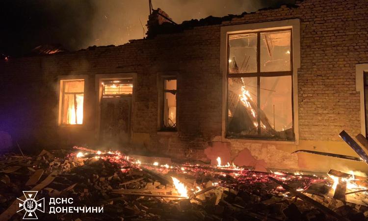 Пожежі у Костянтинівці, Добропіллі та Білозерському: Через загрозу повторних атак рятувальники зупинили гасіння