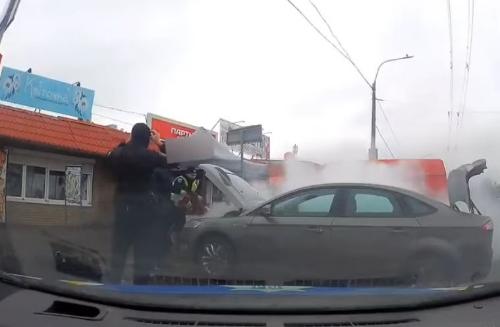 В Северодонецке у водителя загорелось авто: тушить помогали патрульные