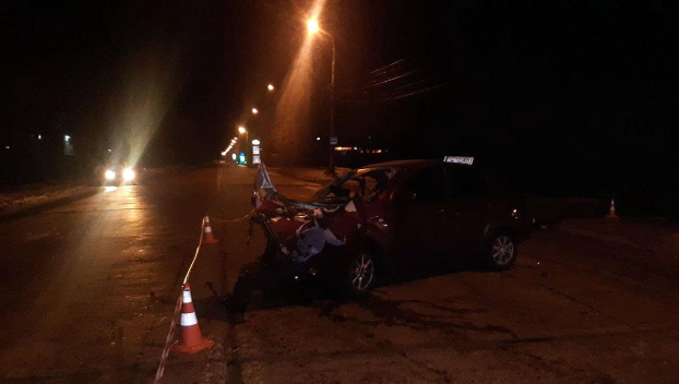 В Мариуполе авто врезалось в дерево — водитель вылетел через стекло