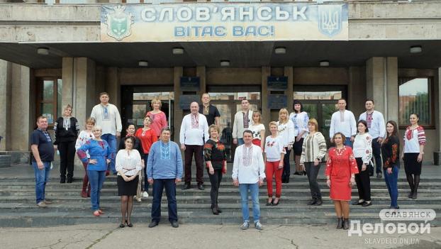 В Славянске  на День украинской вышиванки состоялся  флешмоб