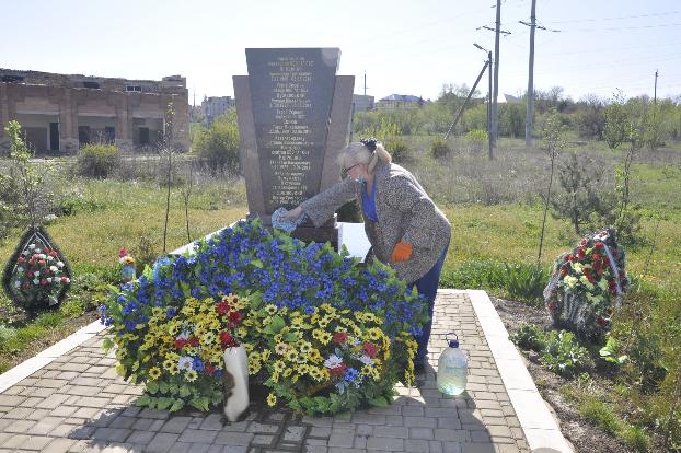 Военные Славянска убрали и облагородили памятные  места 