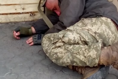 Краматорчане запечатлили на фото пьяного бойца ВСУ