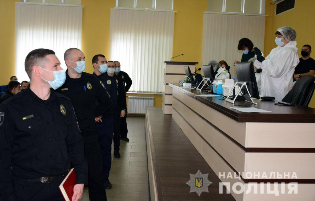 Полицейских Донетчины начали вакцинировать от ковида