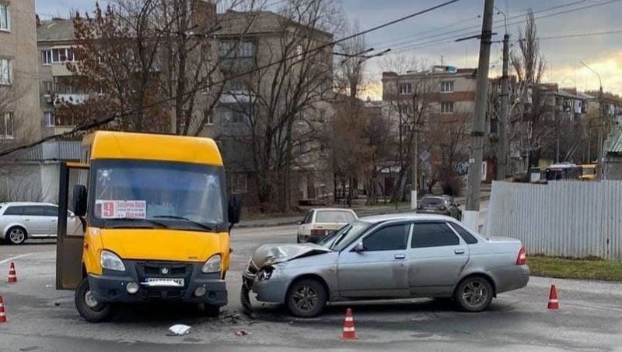 ВАЗ протаранил автобус с пассажирами в Славянске: есть пострадавшие