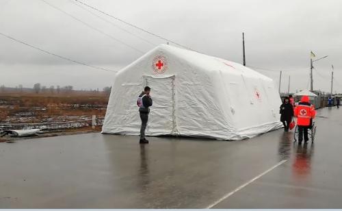 На КПВВ «Станица Луганская» на месте уничтоженного пункта обогрева установили новый