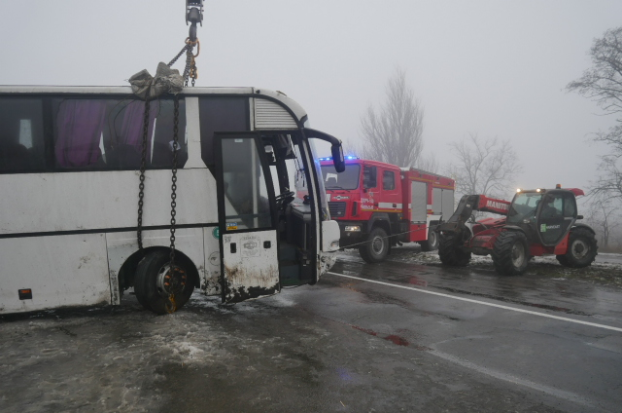 Автобус с пассажирами попал в ДТП в Донецкой области: подробности