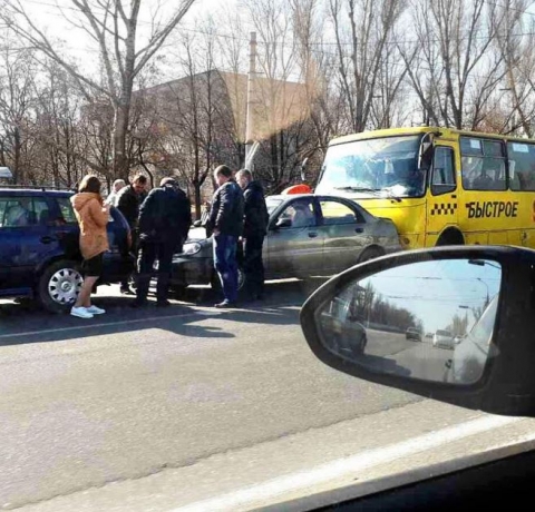 В Мариуполе автобус протаранил автомобиль