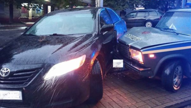 Авто полиции врезалось в «Тойоту» в Мариуполе