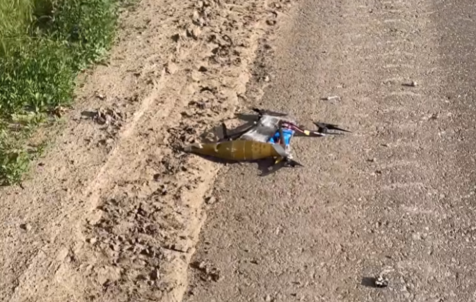 Дронов стає дедалі більше: волонтер показав FPV, який упав на Костянтинівській трасі Дронов стає дедалі більше: волонтер показав FPV, який упав на Костянтинівській трасі