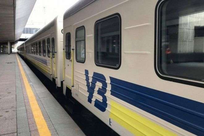 На 9 поездов дальнего следования по Украине Укрзализныця открыла продажу билетов