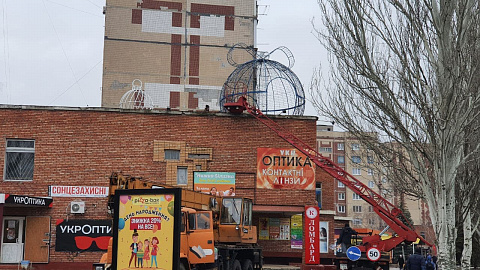 В Дружковке новогодние шары с площади убрали на крышу магазина