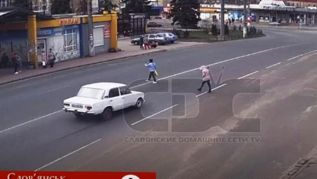 Авто сбило женщину в Славянске: видео