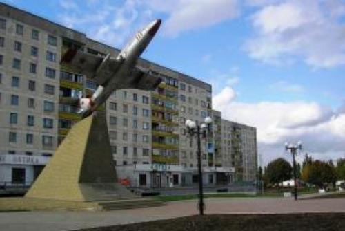 В Лисичанске в сквере возле стелы «Самолет» похищен Госудаpcтвенный флаг Украины 