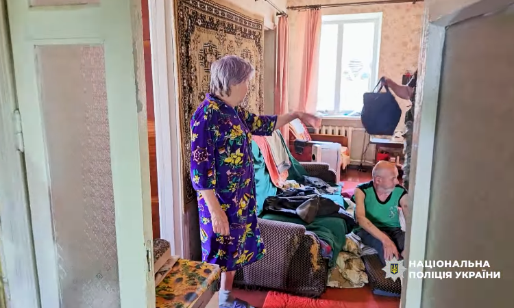 За червень поліцейські разом із волонтерами евакуювали з Костянтинівки 196 осіб, із них 13 дітей За червень поліцейські разом із волонтерами евакуювали з Костянтинівки 196 осіб, із них 13 дітей