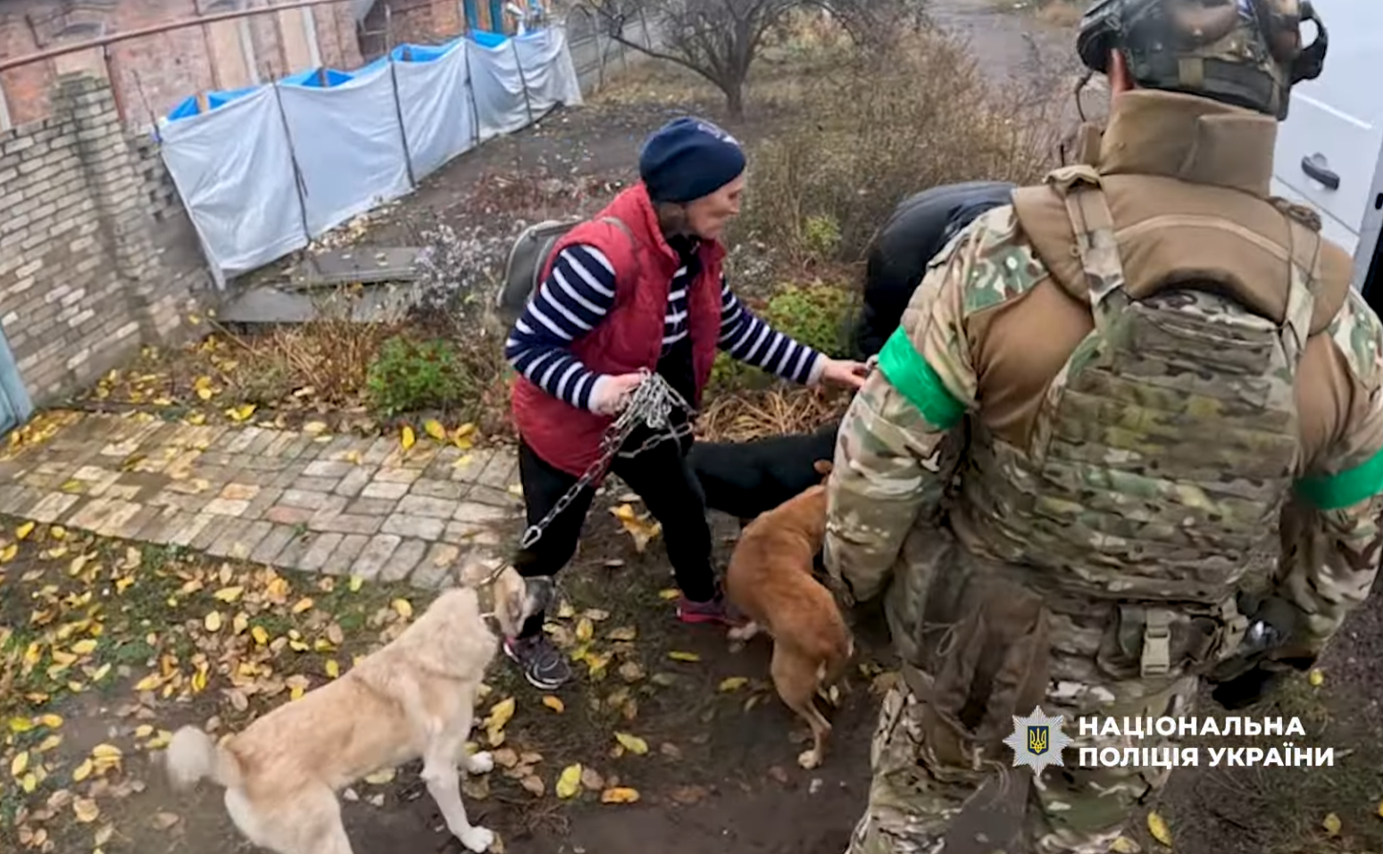 Рятувальники та поліцейські вивозять із Костянтинівки та Дружківки людей, тварин, а також тіла померлих Рятувальники та поліцейські вивозять із Костянтинівки та Дружківки людей, тварин, а також тіла померлих