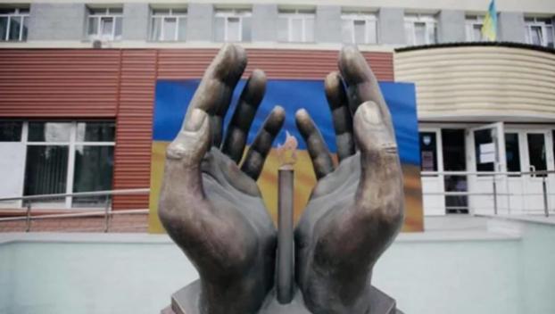 В Киеве установили памятник врачам, погибшим от ковида
