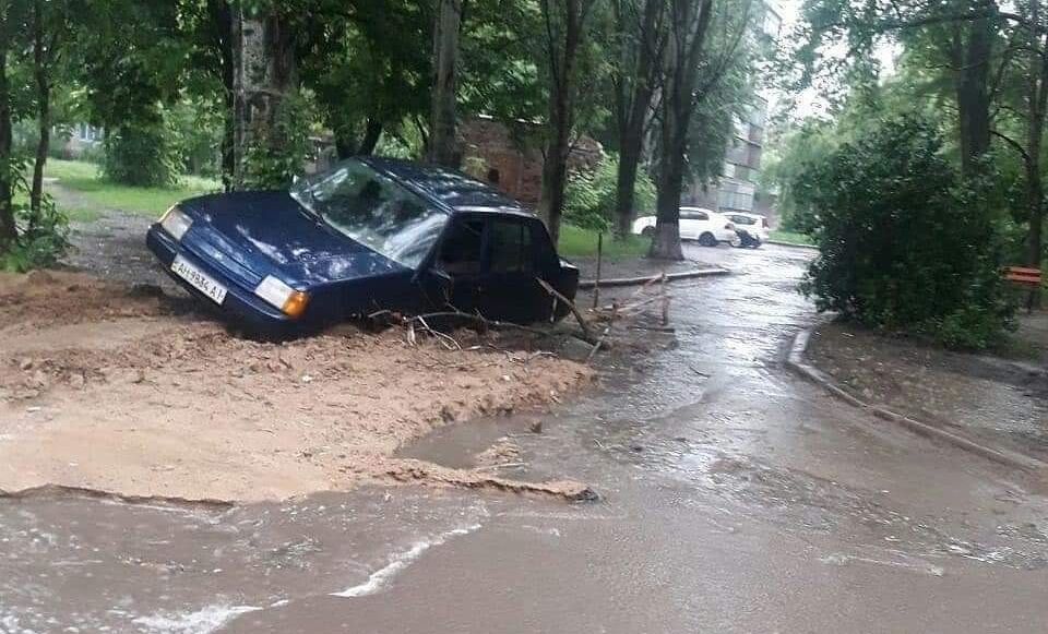 В Константиновке автомобили «ушли» под воду и под землю