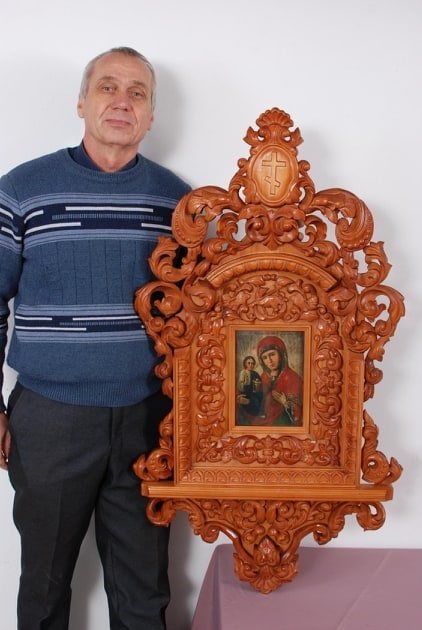 Житель Луганщины прославился благодаря резьбе по дереву