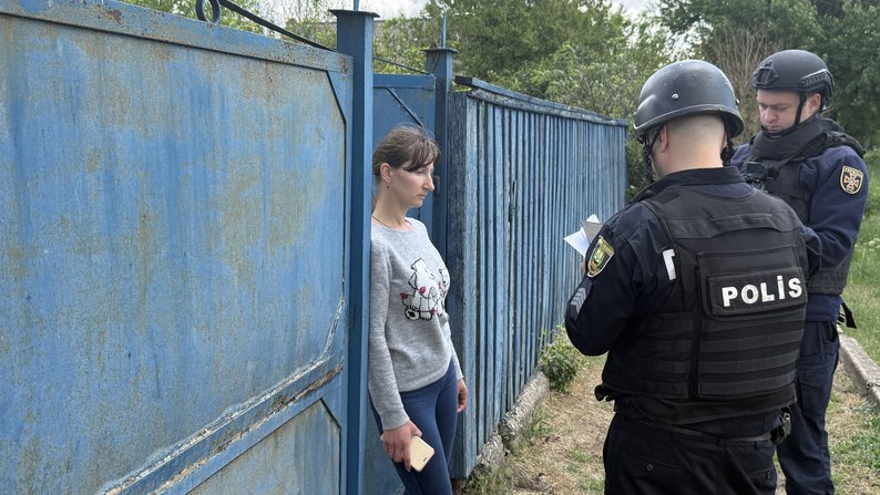 Рятувальники та поліція переконують родини з дітьми евакуюватися Рятувальники та поліція переконують родини з дітьми евакуюватися