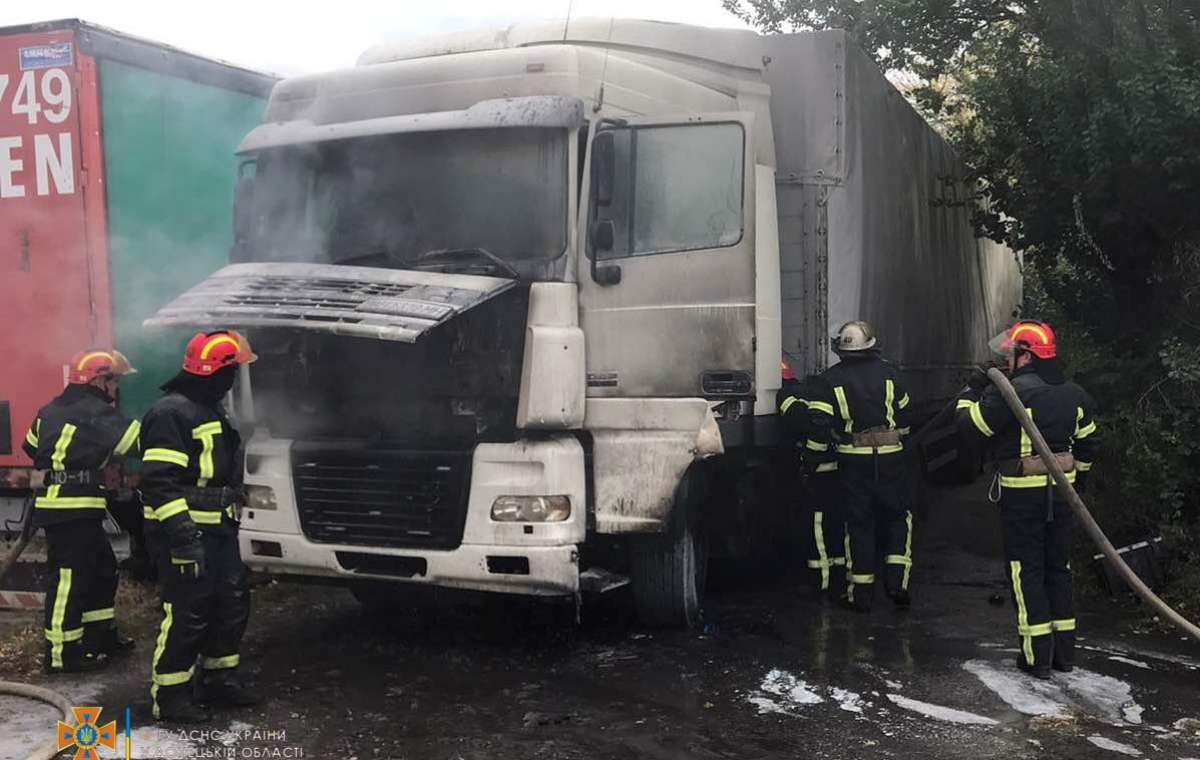 В Константиновке пожарные тушили возгорание в грузовом автомобиле