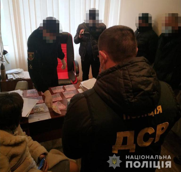 Чиновник «продавал» удостоверения предпринимателям в Донецкой области