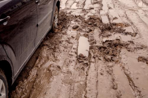 Под Бахмутом в грязи застрял автомобиль: семь пассажиров оказались в ловушке