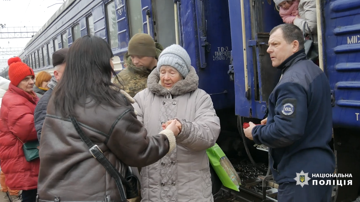 «Білі янголи» врятували з Покровська 82-річну жінку та допомогли зустрітися із сестрою, з якою вона не бачилася 16 років