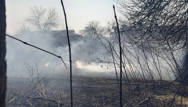 Пожарные спасли несколько жилых домов от возгорания в Константиновке