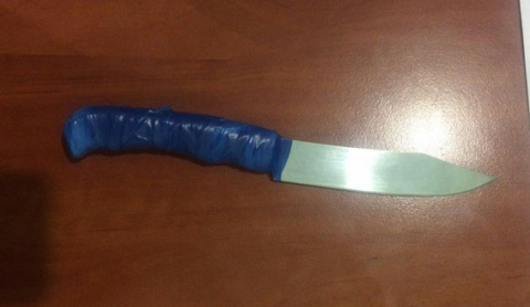 17-летней краматорчанке дерзкий грабитель полоснул ножом по шее