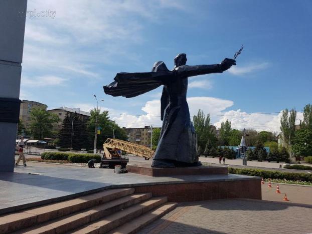 В Мариуполе реконструируют масштабный памятник Воину-освободителю
