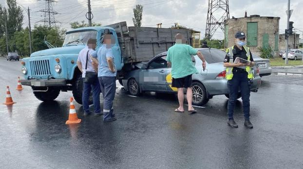 Легковое авто въехало в грузовик в Мариуполе