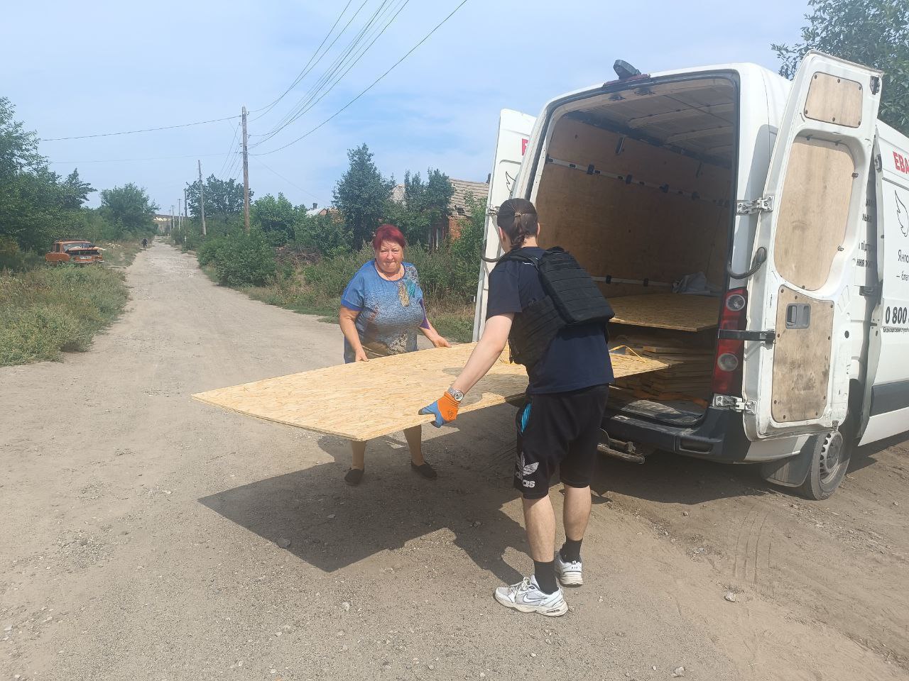 Постраждалі родини в Олексієво-Дружківці отримали будівельну допомогу від благодійників
