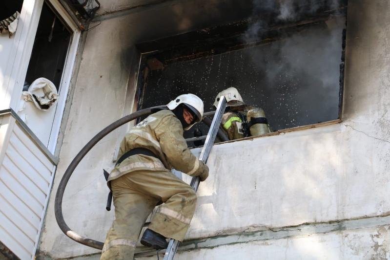 Мужчину из огня и дыма спасли пожарные Бахмута