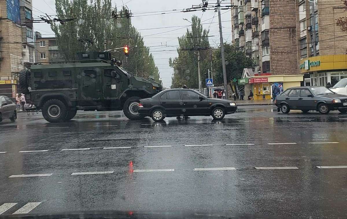 В Мариуполе военный автомобиль столкнулся с легковым авто