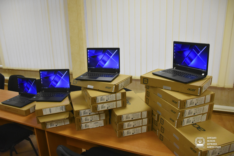 Учебные заведения Константиновки получили ноутбуки