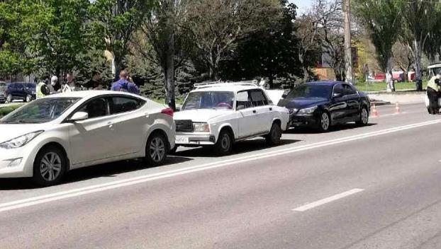 Пропускали пешеходов: В Мариуполе столкнулись три автомобиля