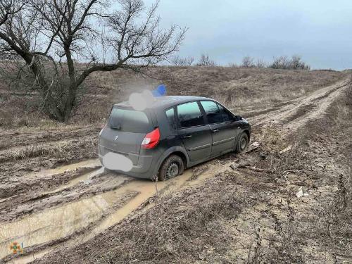 Под Бахмутом спасатели вытаскивали из грязи легковушку