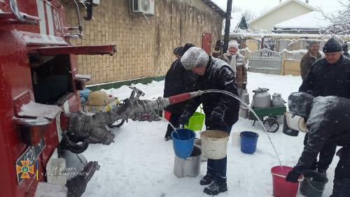 В прифронтовой Торецк спасатели подвозят воду