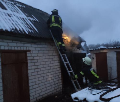В Рубежном в частном дворе тушили пожар