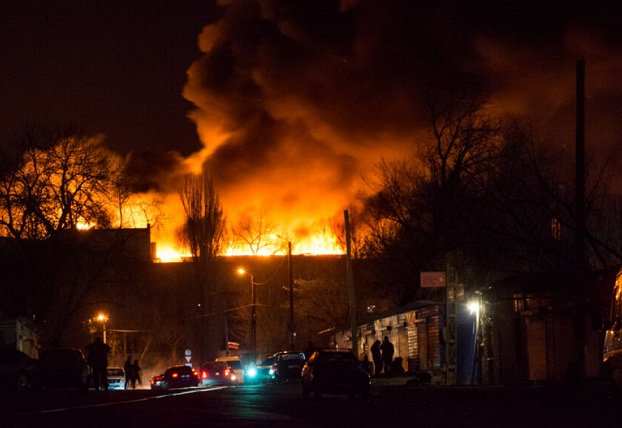 Масштабный пожар разгорелся на мясокомбинате в Донецке