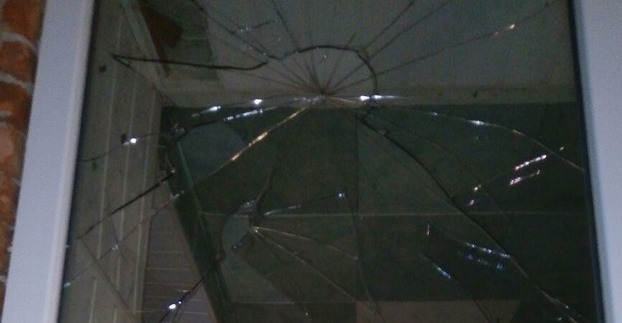 В Дружковке двое малолетних братьев разбили камнями окна АЗС