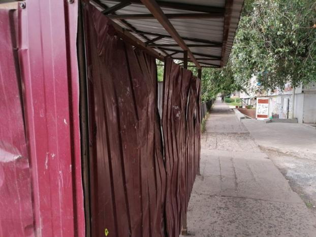 В Бахмуте варвары испортили  три  павильона на остановках общественного транспорта