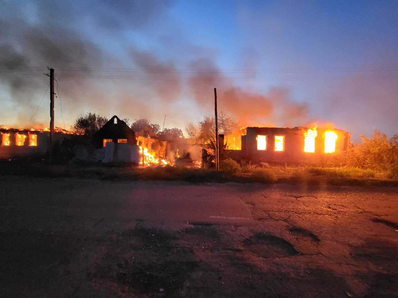 В Олексієво-Дружківці БпЛА вдарив по будинку, у Добропіллі пошкоджено пологовий будинок: Зведення по області за добу