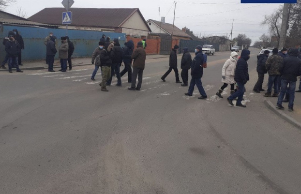 Работники Азовского судоремонтного завода вышли на акцию протеста