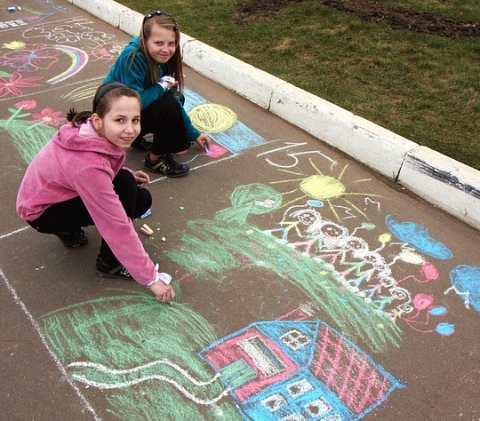 Дети Доброполья разрисовали площадь перед горсоветом