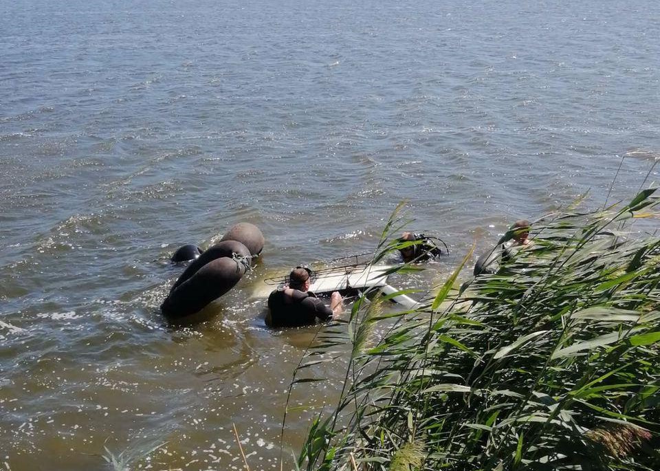 Из водоема в Донецкой области достали ВАЗ Из водоема в Донецкой области достали ВАЗ