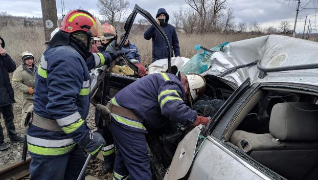 Под Покровском столкнулись поезд и автомобиль: водитель погиб на месте