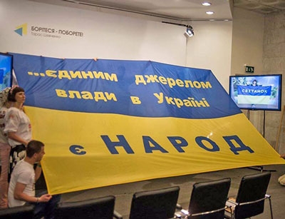 Краматорчанка сшила самый большой флаг Украины