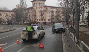 В Мариуполе автомобиль снес ограждение тротуара