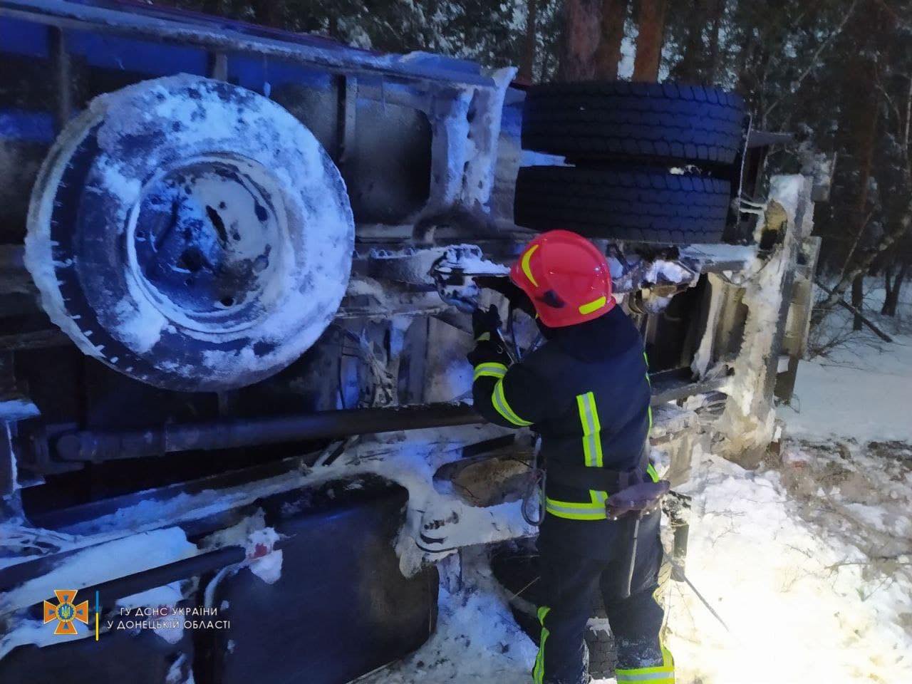 Спасатели вытаскивают автомобили из снега по всей области